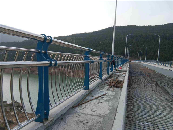 陵水不锈钢桥梁护栏的特点及其在桥梁安全中的重要作用