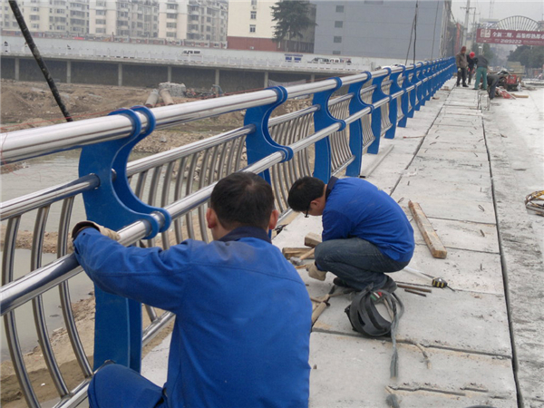 陵水不锈钢河道护栏的特性及其在城市景观中的应用