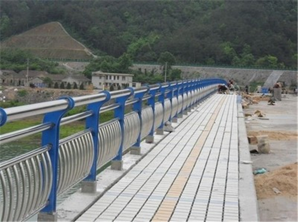 陵水不锈钢桥梁护栏的特性及其在现代建筑中的应用